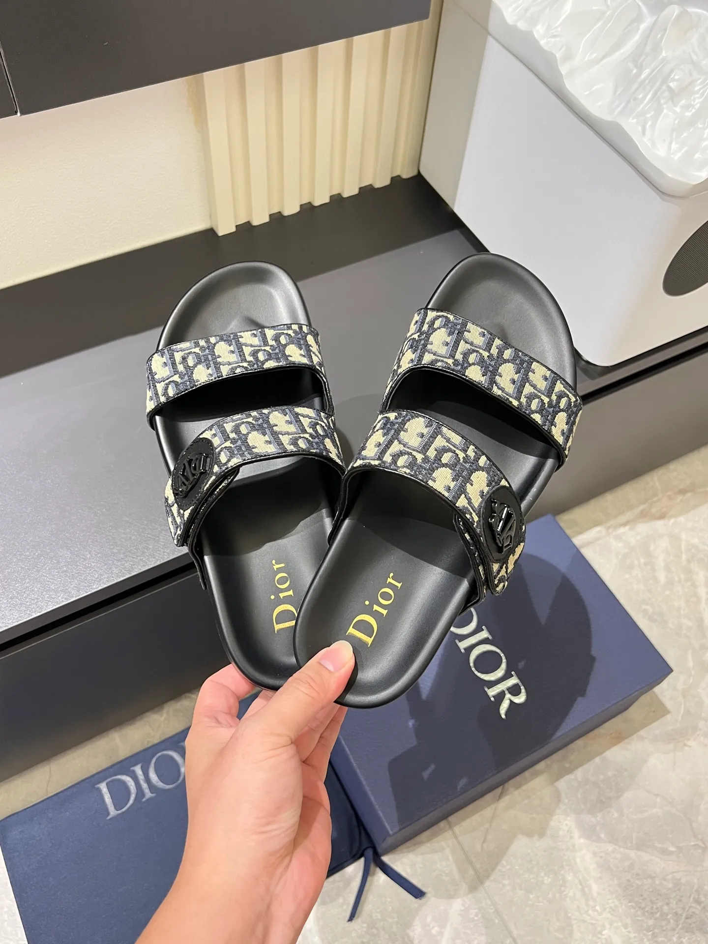 Men's men's shoes 💰p300 Size 38-45 Dior Dior's latest H-Town series Oblique thick sole slippers sandals Original purchase development and production This Dior H-Town sandals pay tribute to the classic logo of sports style and highlight Dior's high-end spirit. Crafted from black rubber with a beige and black Oblique printed upper, it's accentuated with tonal calfskin details. The rubber sole incorporates a variety of elements and is embellished with the Dior logo for a refined, futuristic look. Can be worn with shorts or jeans. Comes with exquisite packaging at the counter 🛍📦 ▪️ Fabric: Original customized imported Oblique embroidery ▪️ Lining: Imported soft sheepskin ▪️ Sole: Original molded ultra-light foam material ▪️ Bottom thickness: 4CM